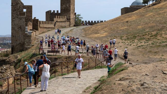 Туристы на территории Генуэзской крепости в Судаке