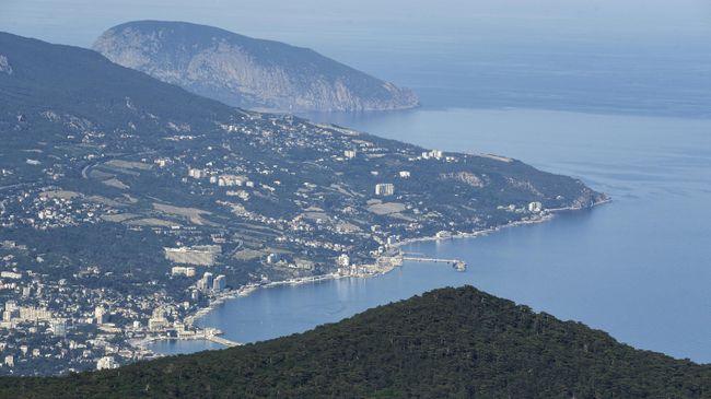 Вид на Ялту с горы Ай-Петри в Крыму