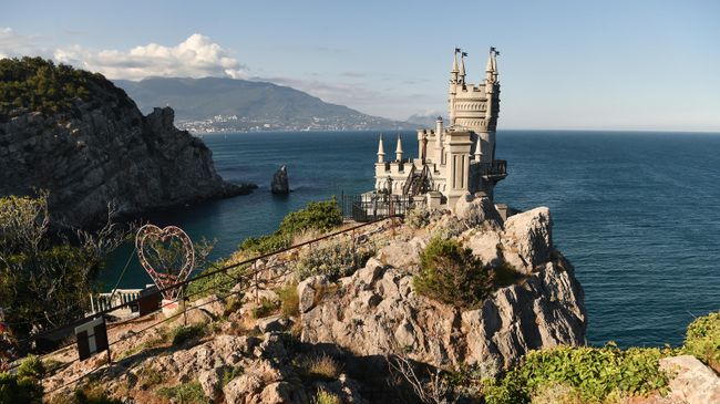 Замок Ласточкино гнездо в поселке Гаспра в Крыму