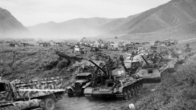 Хингано-Мукденская наступательная операция (9 августа – 2 сентября 1945 года).  Войска Забайкальского фронта переходят через Большой Хинган с целью разгрома Квантунской армии в западной Маньчжурии. Китай, август 1945 года.