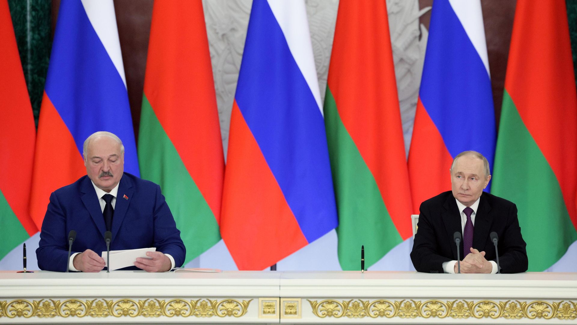 Владимир Путин и президент Белоруссии Александр Лукашенко (слева) на церемонии подписания совместного заявления и документов по итогам встречи Владимир Путин и президент Белоруссии Александр Лукашенко (слева) на церемонии подписания совместного заявления и документов по итогам встречи - РИА Новости, 1920, 13.03.2025