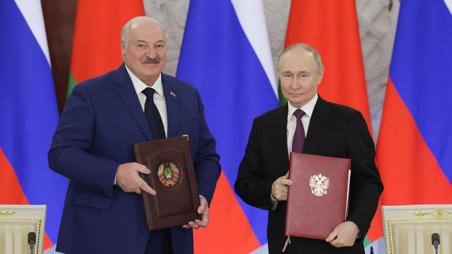 Президент РФ Владимир Путин и президент Белоруссии Александр Лукашенко на церемонии подписания совместного заявления и документов Президент РФ Владимир Путин и президент Белоруссии Александр Лукашенко на церемонии подписания совместного заявления и документов - РИА Новости, 1920, 29.04.2025
