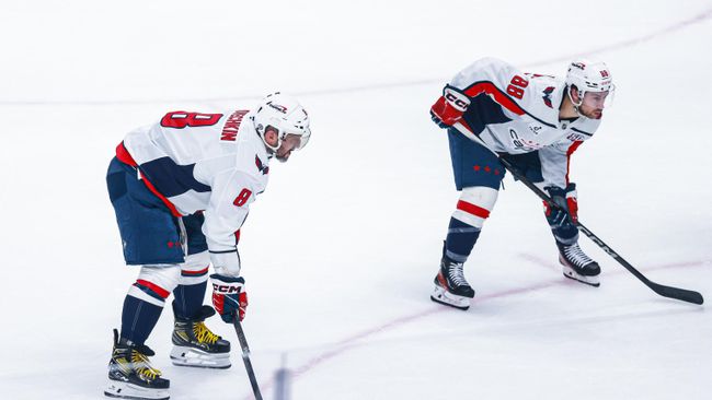 Хоккеист Вашингтон Кэпиталз Александр Овечкин (слева)
