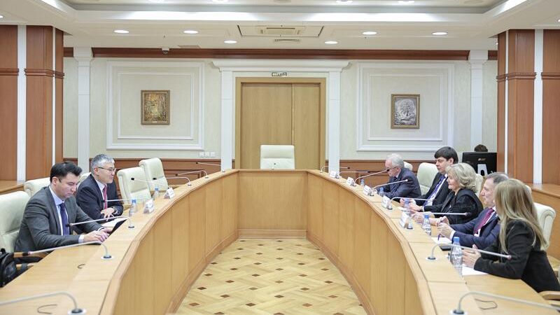 Председатель Законодательного Собрания Свердловской области Людмила Бабушкина обсудила с генеральным консулом Кыргызской Республики в Екатеринбурге Максатом Тентимишовым расширение сотрудничества Председатель Законодательного Собрания Свердловской области Людмила Бабушкина обсудила с генеральным консулом Кыргызской Республики в Екатеринбурге Максатом Тентимишовым расширение сотрудничества - РИА Новости, 1920, 14.03.2025