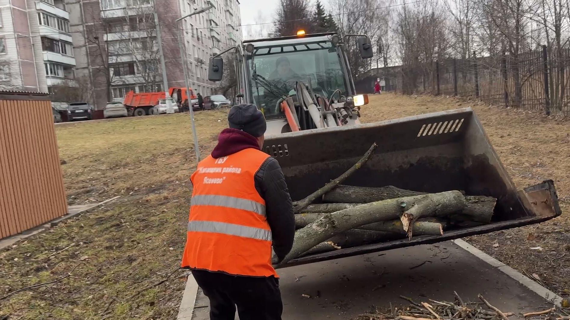 Ликвидация последствий ураганного ветра в Москве. Кадр видео Ликвидация последствий ураганного ветра в Москве. Кадр видео - РИА Новости, 1920, 15.03.2025