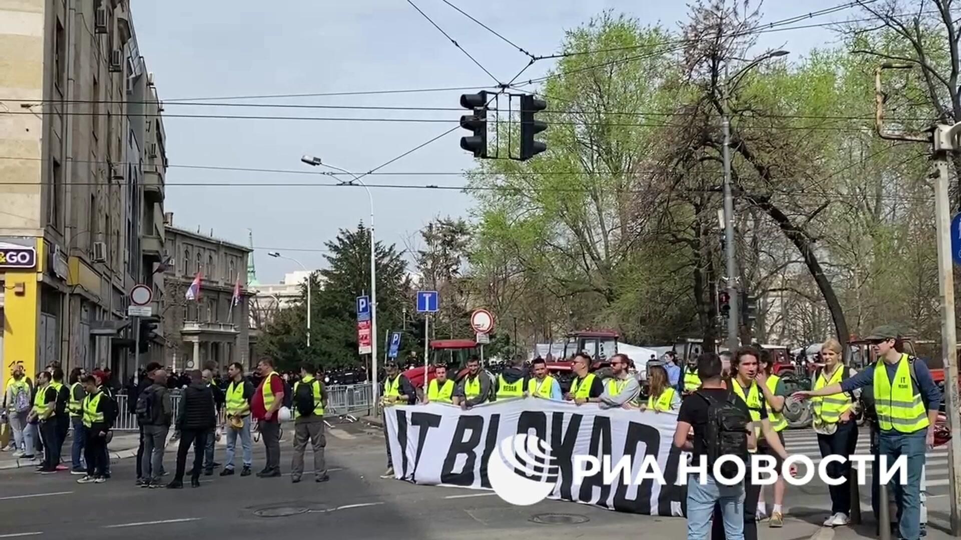 Протестующие перекрыли улицы около администрации президента Сербии - РИА Новости, 1920, 15.03.2025