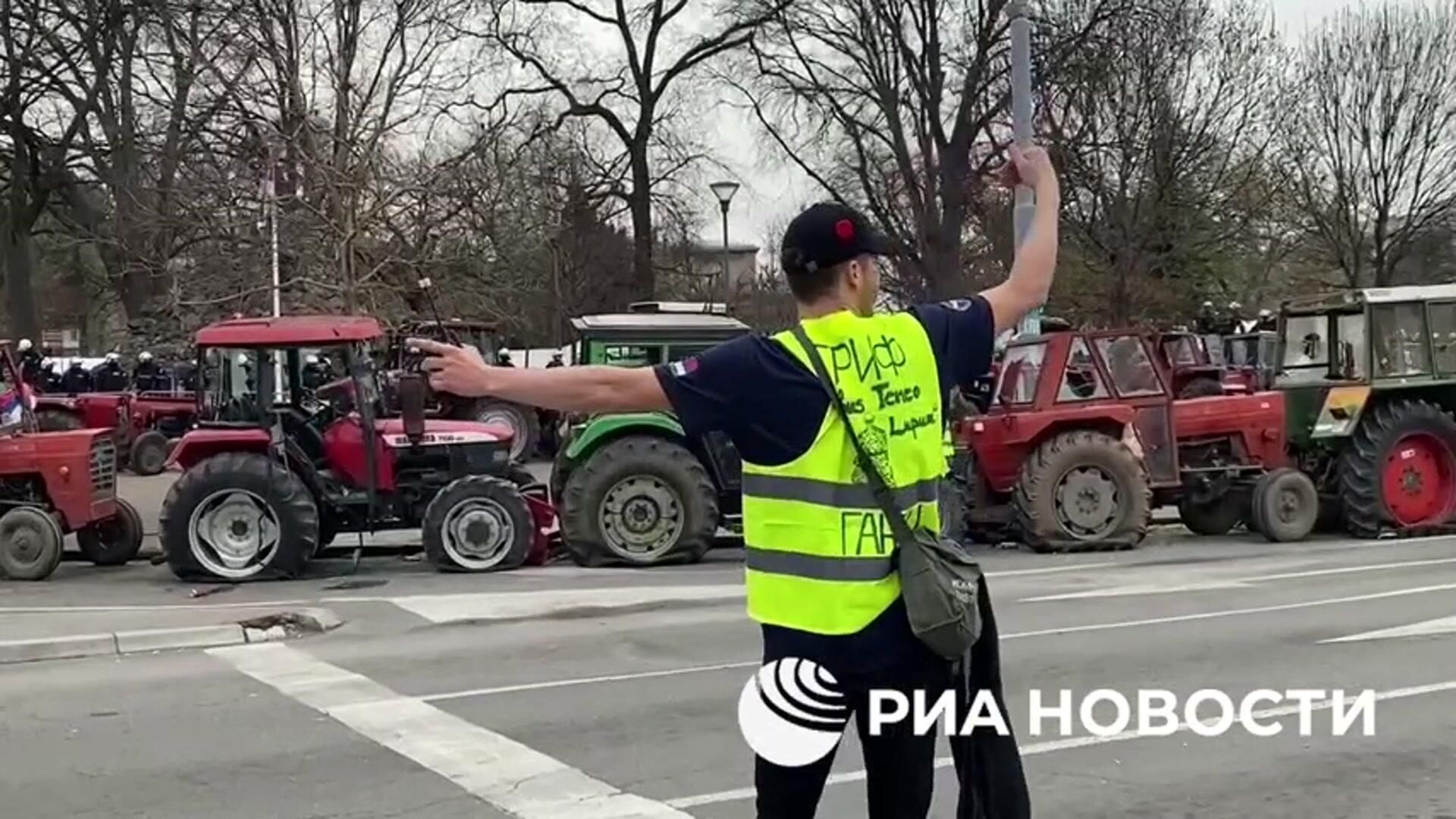 Колонна из ста тракторов выдвинулась в сторону центра Белграда Колонна из ста тракторов выдвинулась в сторону центра Белграда - РИА Новости, 1920, 15.03.2025