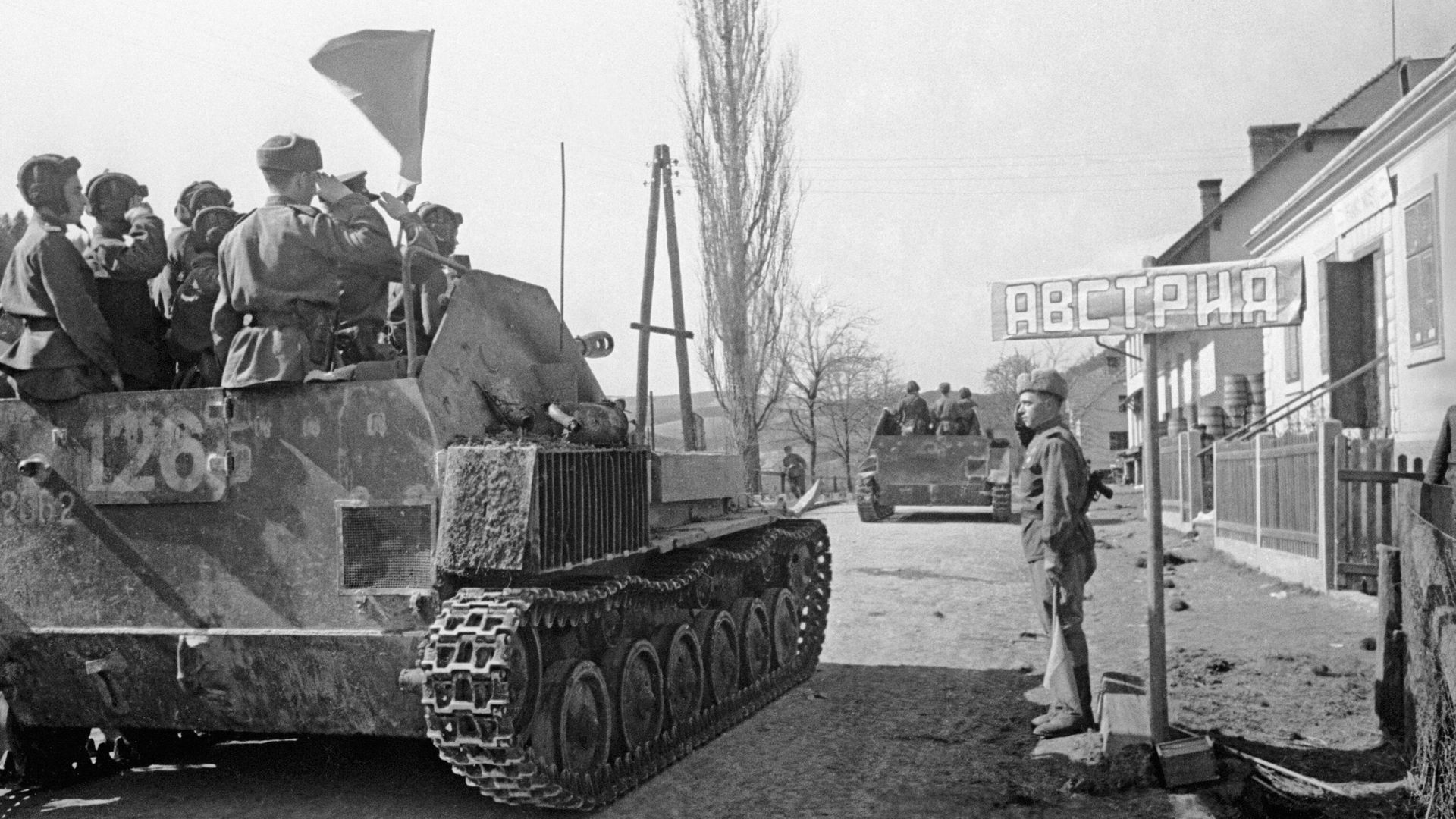 Самоходные артиллерийские установки СУ-76М в составе войск 3-го Украинского фронта пересекают венгро-австрийскую границу в ходе проведения Венской наступательной операции Самоходные артиллерийские установки СУ-76М в составе войск 3-го Украинского фронта пересекают венгро-австрийскую границу в ходе проведения Венской наступательной операции - РИА Новости, 1920, 15.04.2025
