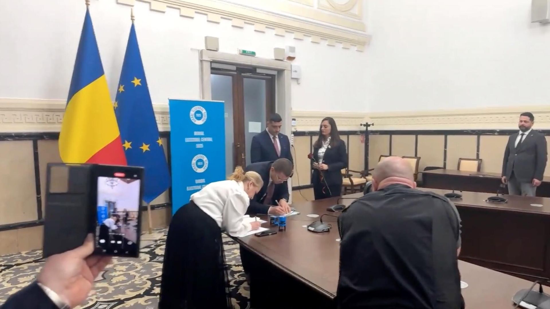 Лидер румынской оппозиционной Партии молодых людей (POT) Ана-Мария Гаврилэ подает документы в Центральное избирательное бюро для участия в президентских выборах. Кадр видео - РИА Новости, 1920, 15.03.2025