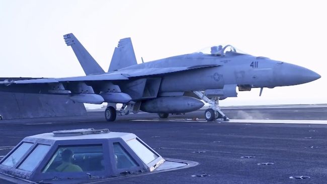 Самолет, взлетающий с авианосца USS Harry S. Truman в Красном море перед авиаударами по Сане, Йемен