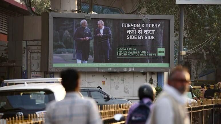 Баннер RT в Индии с изображением премьер-министра Нарендры Моди и Владимира Путина - РИА Новости, 1920, 16.03.2025