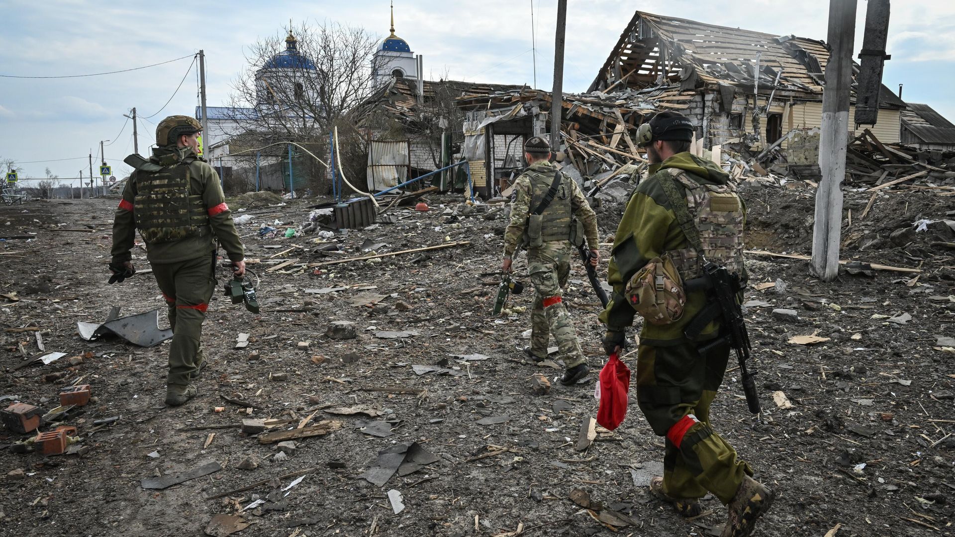 Военнослужащие ВС РФ в освобожденном селе Гончаровка в Курской области - РИА Новости, 1920, 26.04.2025