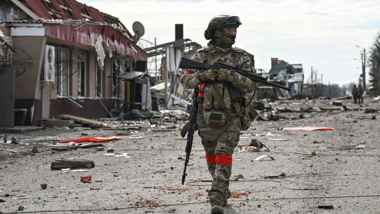Военнослужащий РФ в освобожденной Судже