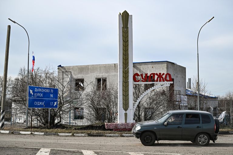 Стелла при въезде в Суджу Стелла при въезде в Суджу