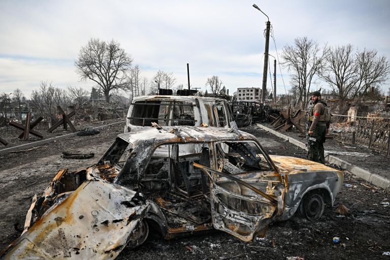 Уничтоженные легковые автомобили в освобожденной Судже Уничтоженные легковые автомобили в освобожденной Судже