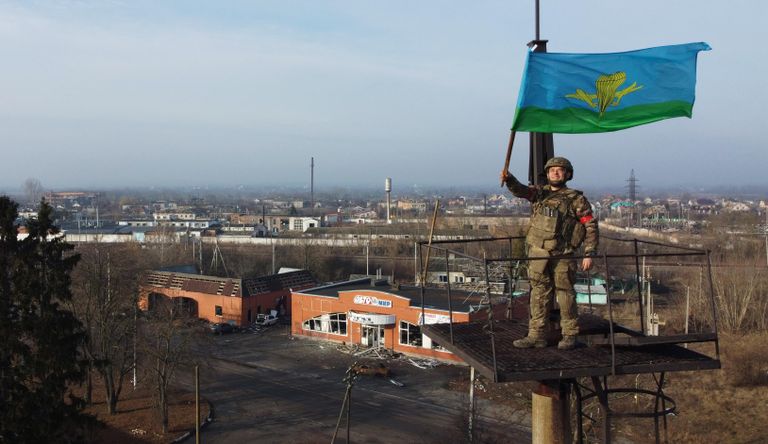 Военнослужащий группировки войск Север в освобожденной Судже Военнослужащий группировки войск Север в освобожденной Судже