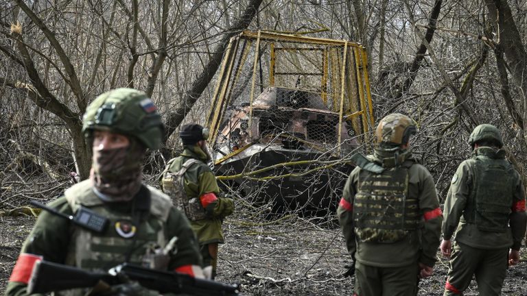 Военнослужащие ВС РФ в освобожденном селе Гончаровка в Курской области