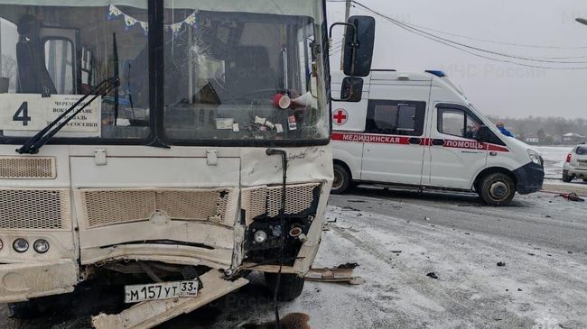 Место столкновения легкового автомобиля с автобусом в Александрове Владимирской области