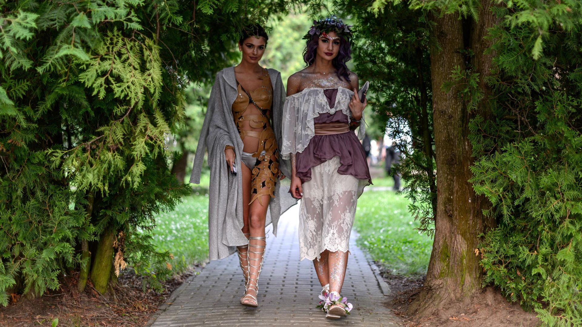 Участницы фестиваля искусств и костюмированного бала Midsummer Night’s Dream в усадьбе Середниково Участницы фестиваля искусств и костюмированного бала Midsummer Night’s Dream в усадьбе Середниково - РИА Новости, 1920, 05.04.2025