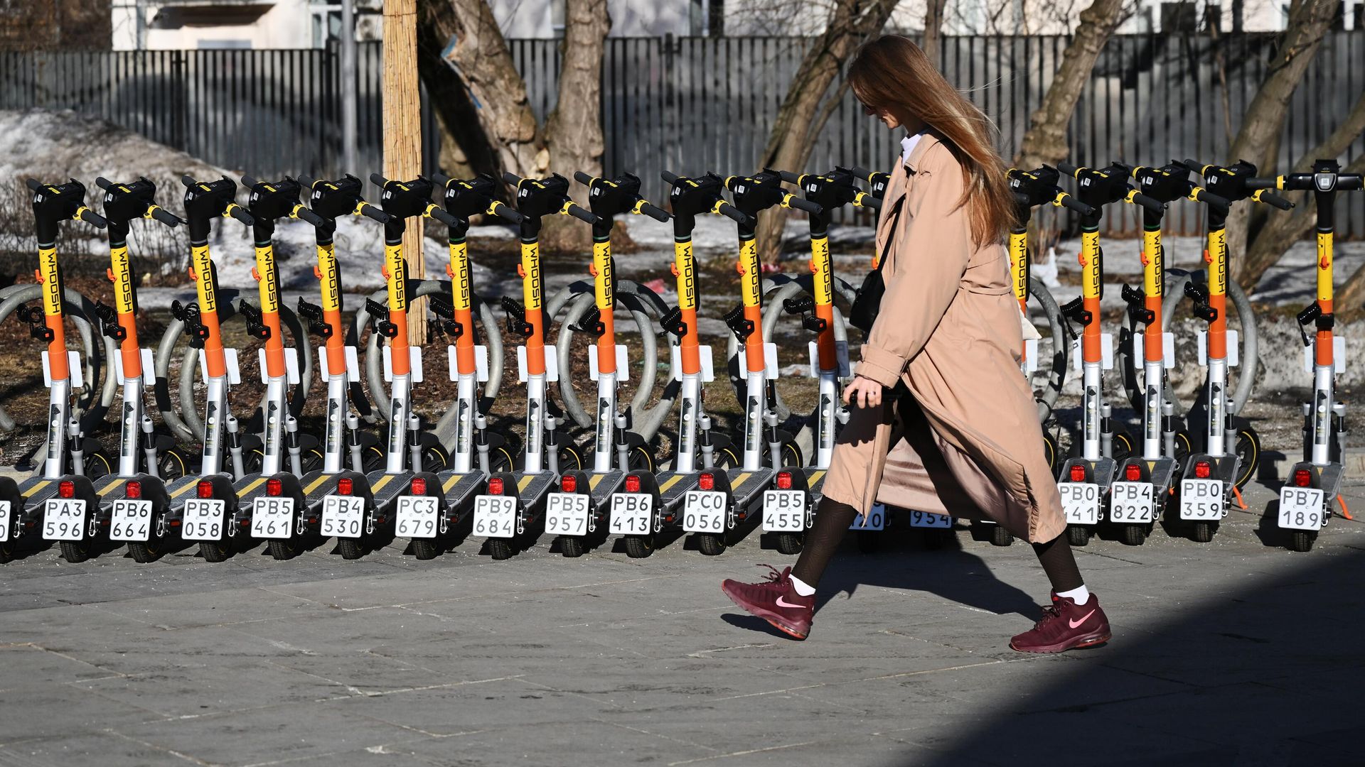 Девушка у пункта электросамокатов на одной из улиц в Москве Девушка у пункта электросамокатов на одной из улиц в Москве - РИА Новости, 1920, 21.03.2025