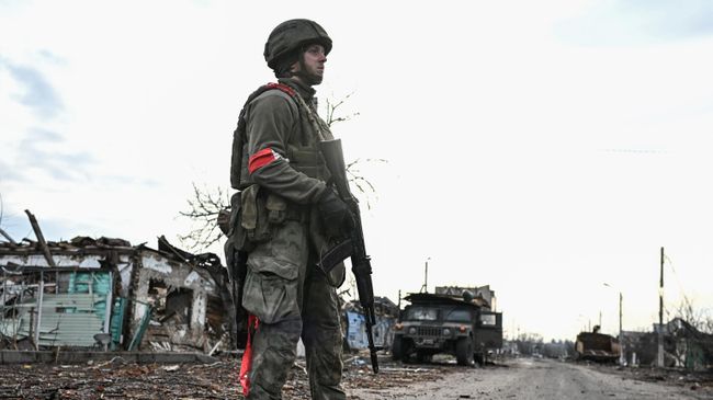 Военнослужащий СпН Ахмат МО РФ в городе Суджа