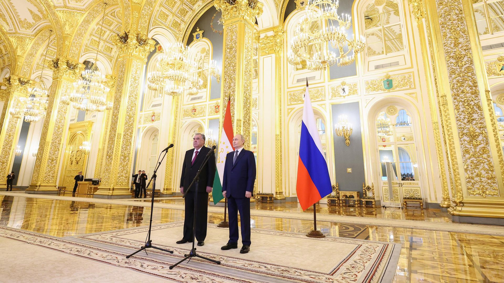 Владимир Путин и президент Таджикистана Эмомали Рахмон во время встречи - РИА Новости, 1920, 17.03.2025