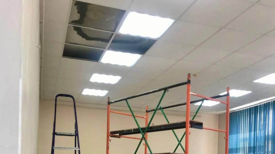 На месте обрушения потолочной конструкции в Дальневосточном институте управления - филиале РАНХиГС - РИА Новости, 1920, 18.03.2025