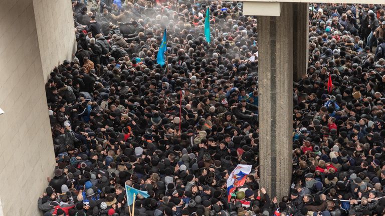 Участники массового митинга Встань на защиту Крыма у здания Верховной Рады Крыма в Симферополе Участники массового митинга Встань на защиту Крыма у здания Верховной Рады Крыма в Симферополе