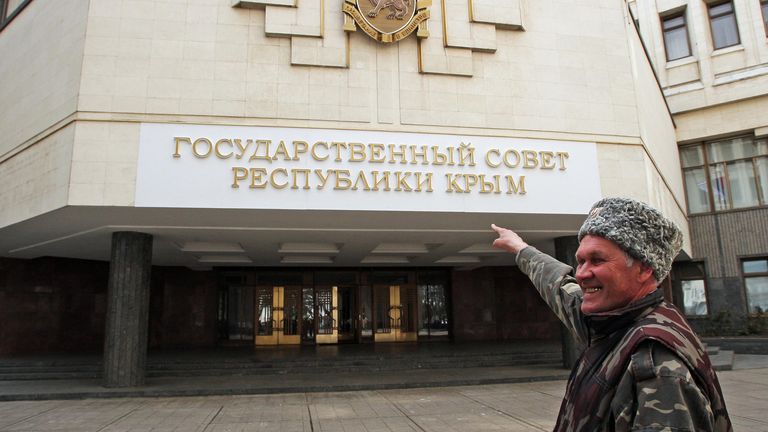 Новая вывеска на здании Парламента Республики Крым Новая вывеска на здании Парламента Республики Крым