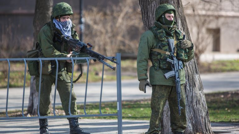 Военные на одной из улиц Симферополя Военные на одной из улиц Симферополя