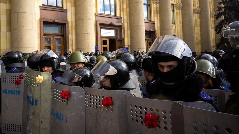 Сотрудники правоохранительных органов во время митинга в поддержку референдума о статусе Крыма у здания областной администрации в Харькове Сотрудники правоохранительных органов во время митинга в поддержку референдума о статусе Крыма у здания областной администрации в Харькове
