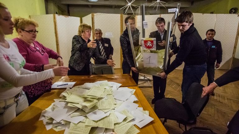 Подсчет голосов в на избирательном участке в Симферопольском городском театре эстрады Подсчет голосов в на избирательном участке в Симферопольском городском театре эстрады