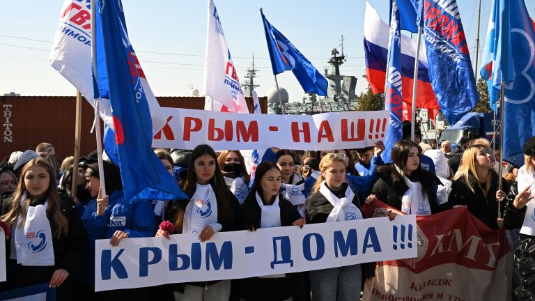 Участники митинга-концерта в день одиннадцатой годовщины воссоединения Крыма с Россией у мемориала Боевая слава Тихоокеанского флота на Корабельной набережной во Владивостоке Участники митинга-концерта в день одиннадцатой годовщины воссоединения Крыма с Россией у мемориала Боевая слава Тихоокеанского флота на Корабельной набережной во Владивостоке