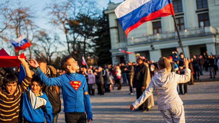 Участники митинга в поддержку России на центральной площади Евпатории Участники митинга в поддержку России на центральной площади Евпатории