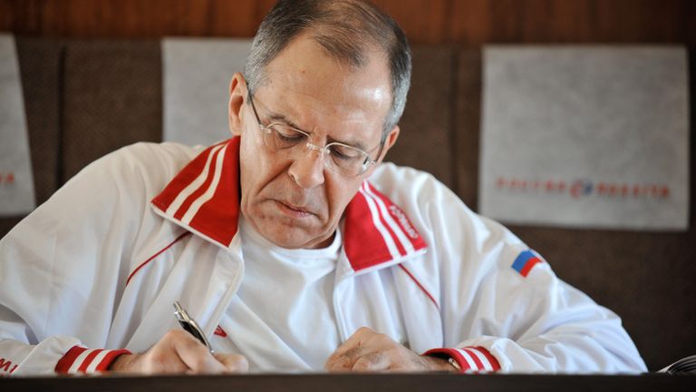 Министр иностранных дел РФ Сергей Лавров в салоне самолета во время работы с документами Министр иностранных дел РФ Сергей Лавров в салоне самолета во время работы с документами