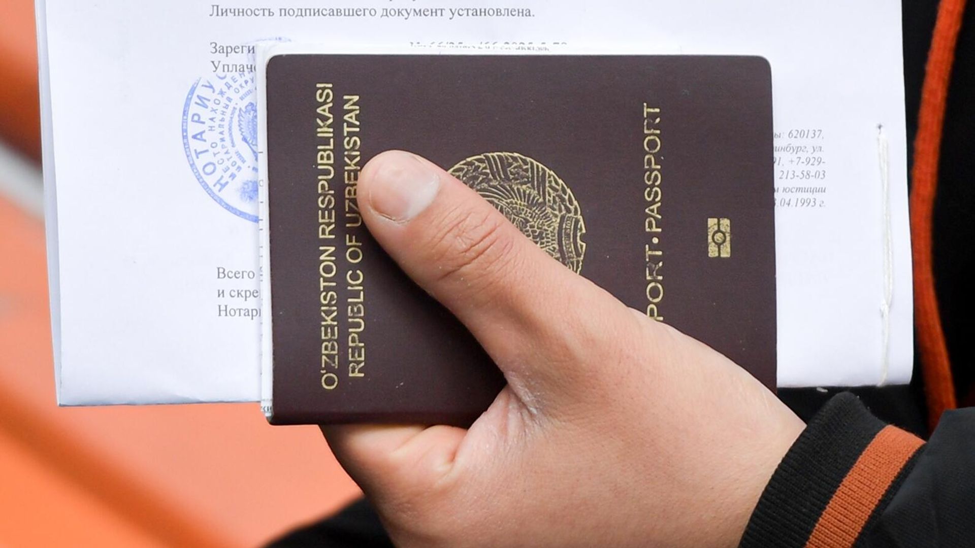 Мужчина с паспортом гражданина Республики Узбекистан Мужчина с паспортом гражданина Республики Узбекистан - РИА Новости, 1920, 19.11.2025