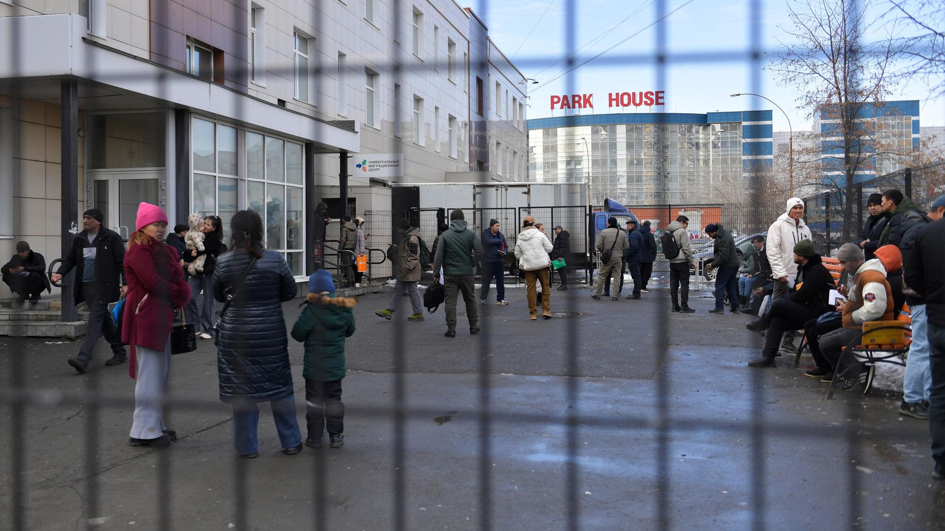 Люди стоят в очередях у Универсального миграционного центра Люди стоят в очередях у Универсального миграционного центра - РИА Новости, 1920, 19.06.2025