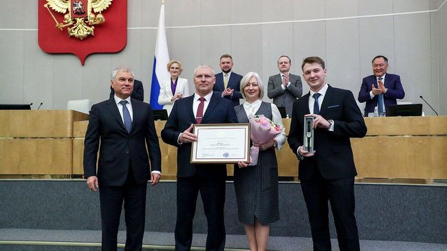 Председатель Госдумы Вячеслав Володин вручил почетную грамоту ГД ветерану боевых действий Александру Юдаеву, сбившему беспилотник в Московской области