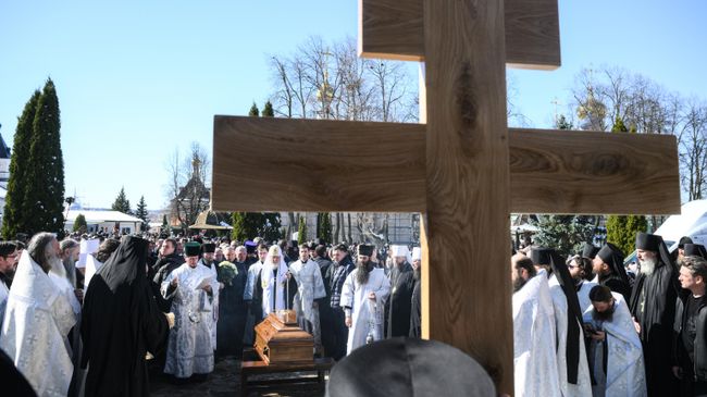 Патриарх Московский и всея Руси Кирилл проводит отпевание своего духовника схиархимандрита Илия (Алексея Ноздрина) в монастыре Оптина пустынь. 18 марта 2025