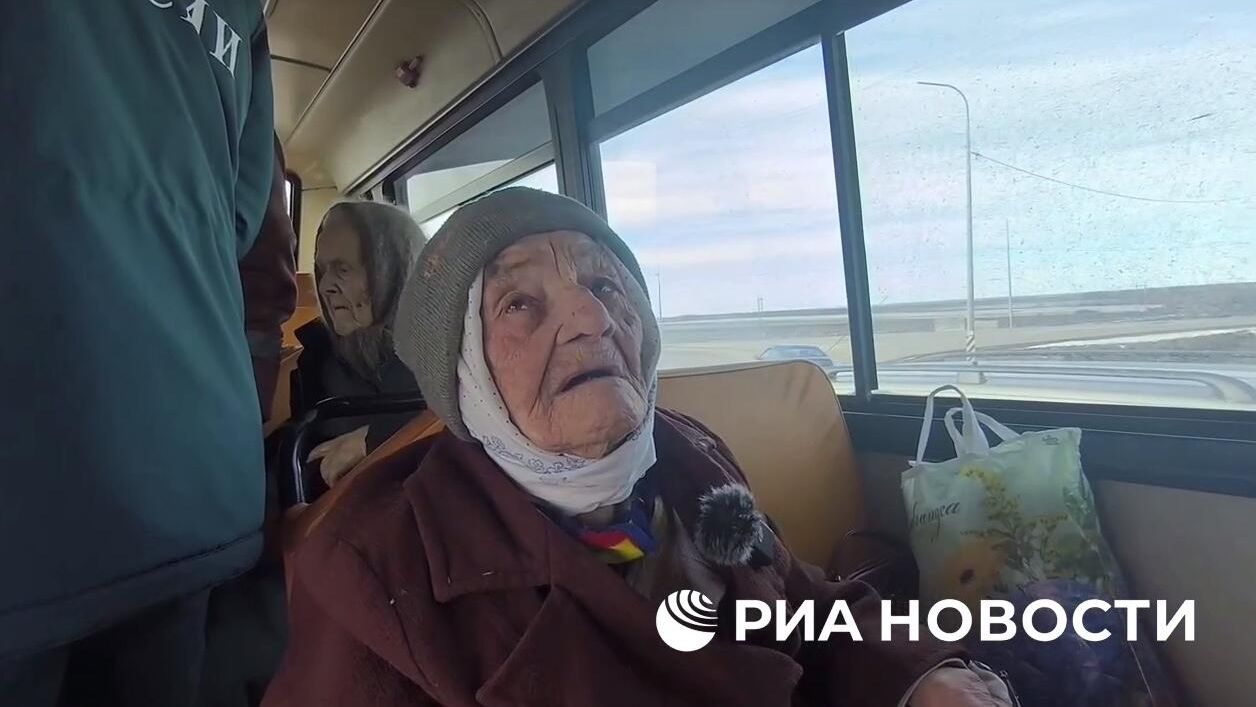 101-летняя жительница Курской области во время эвакуации из Суджанского района. Кадр видео - РИА Новости, 1920, 19.03.2025