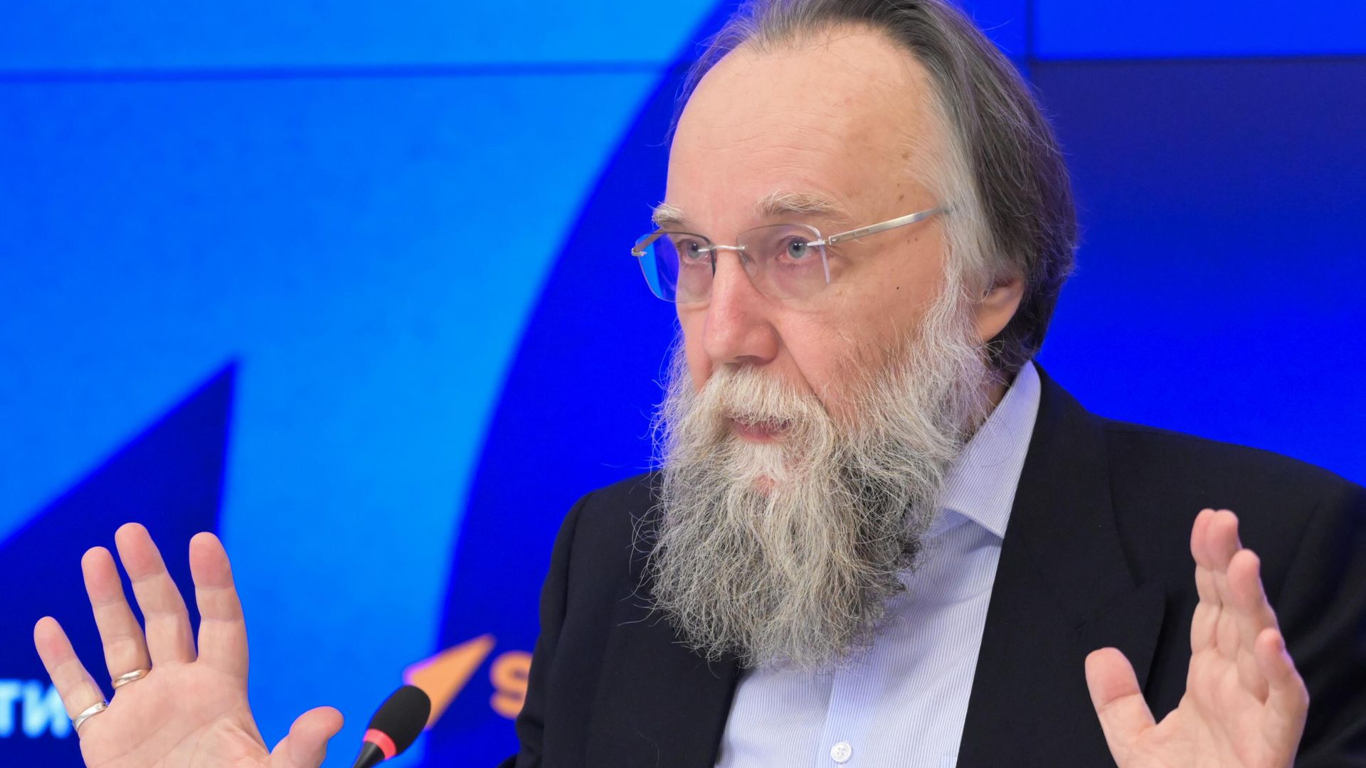 Философ, политолог, социолог, общественный деятель Александр Дугин во время пресс-конференции - РИА Новости, 1920, 09.04.2025