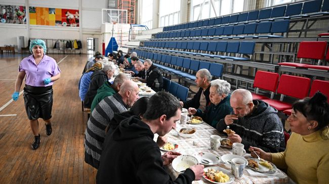 Эвакуированные из Суджи мирные жители в пункте временного размещения