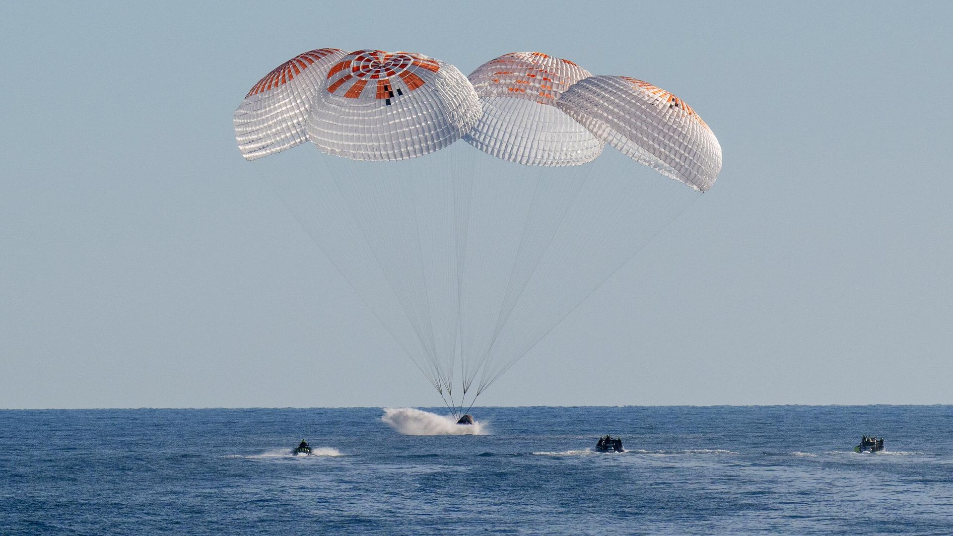 Crew Dragon с экипажем миссии Crew-9, приводняющийся у побережья Таллахасси, Флорида Crew Dragon с экипажем миссии Crew-9, приводняющийся у побережья Таллахасси, Флорида - РИА Новости, 1920, 19.03.2025