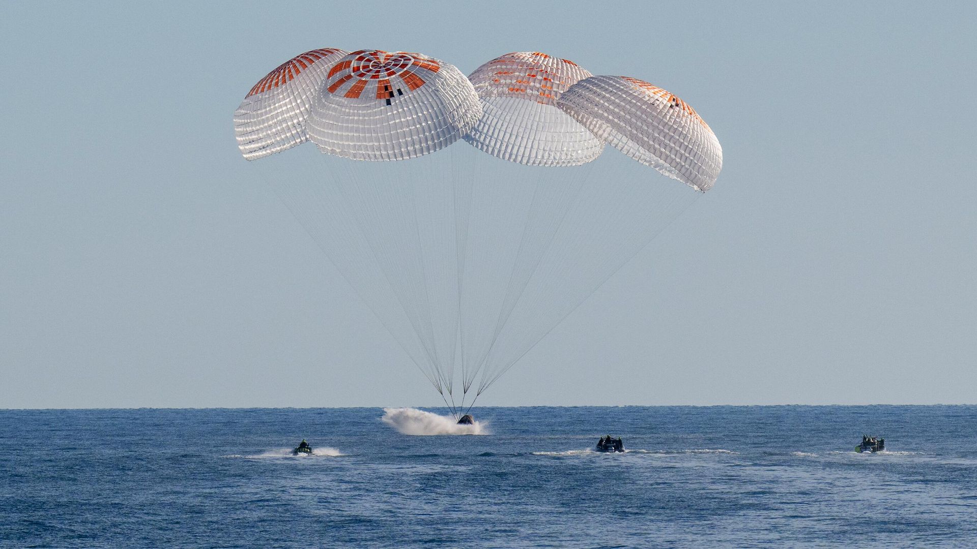 Crew Dragon с экипажем миссии Crew-9, приводняющийся у побережья Таллахасси, Флорида Crew Dragon с экипажем миссии Crew-9, приводняющийся у побережья Таллахасси, Флорида - РИА Новости, 1920, 19.03.2025