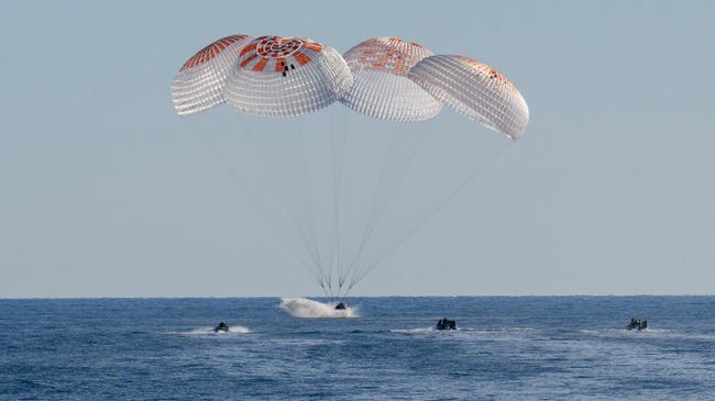 Crew Dragon с экипажем миссии Crew-9, приводняющийся у побережья Таллахасси, Флорида