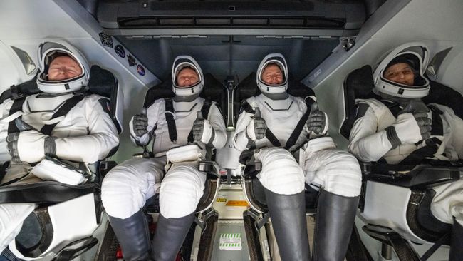 Экипаж миссии Crew-9 астронавт NASA Бутч Уилмор, космонавт Роскосмоса Александр Горбунов, астронавты NASA Ник Хейг и Суни Уильямс внутри космического корабля SpaceX Dragon. 18 марта 2025