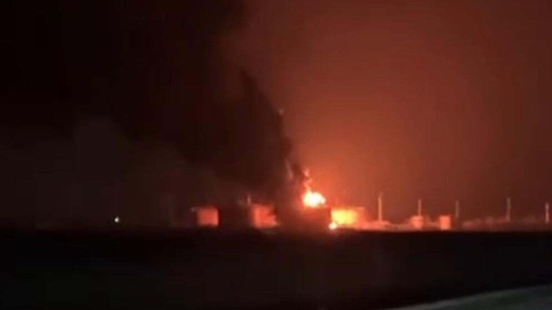 Пожар на нефтебазе в Краснодарском крае. Кадр видео Пожар на нефтебазе в Краснодарском крае. Кадр видео - РИА Новости, 1920, 21.03.2025