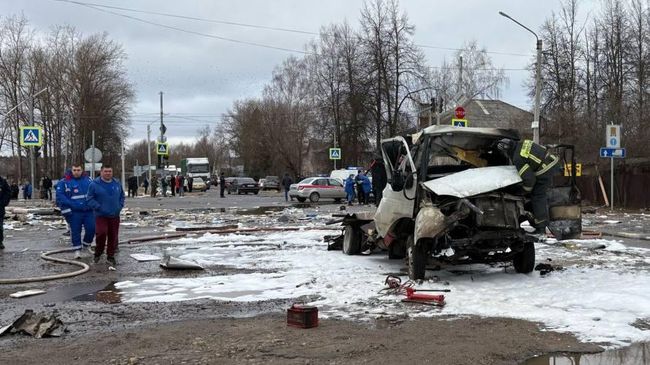 Последствия взрыва газовых баллонов, которые перевозили на автомобиле в городе Конаково Тверской области