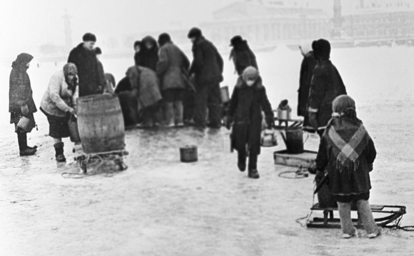Жители Ленинграда набирают воду из проруби на Неве Жители Ленинграда набирают воду из проруби на Неве
