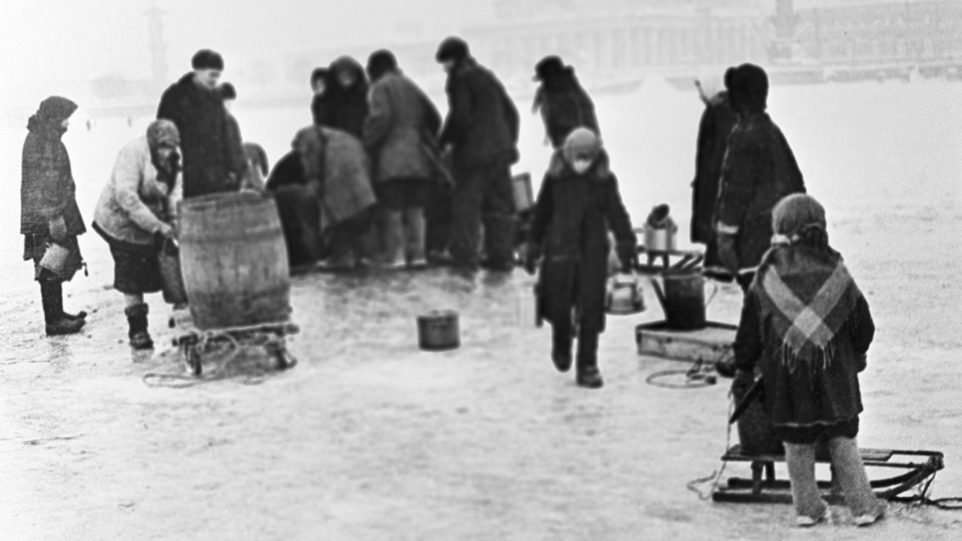 Жители Ленинграда набирают воду из проруби на Неве Жители Ленинграда набирают воду из проруби на Неве - РИА Новости, 1920, 27.01.2026